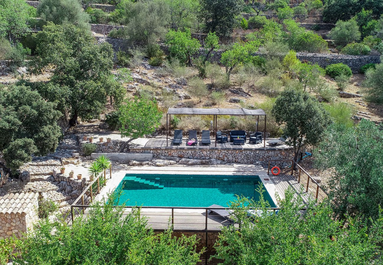 Schön eingebetteter Poolbereich der Finca Ufanes bei Campanet