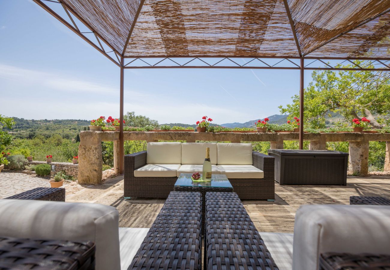 Lounge und Terrasse der Finca Ufanes bei Campanet 