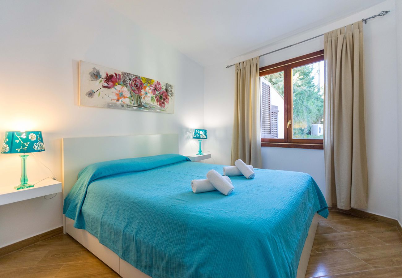 Schlafzimmer mit Doppelbett der Finca Julieta bei Pollensa 