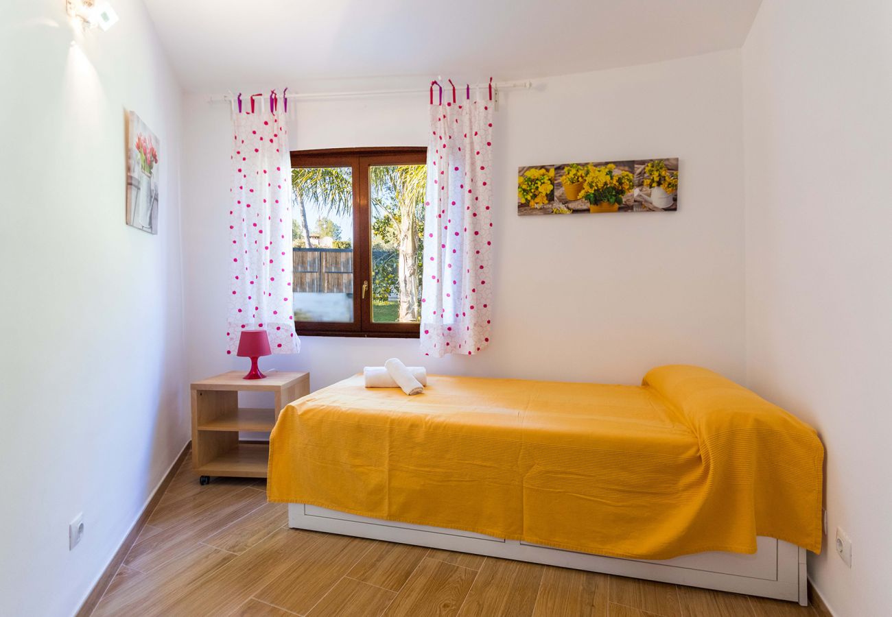 Schlafzimmer mit Einzelbett der Finca Julieta bei Pollensa 