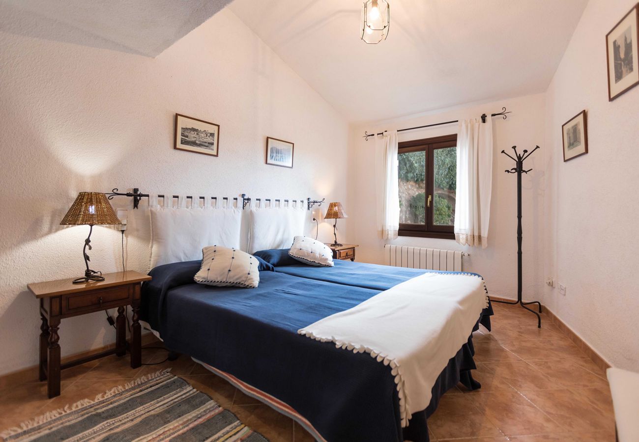 Schlafzimmer mit Doppelbett der Finca Can Ferrutx in Arta 