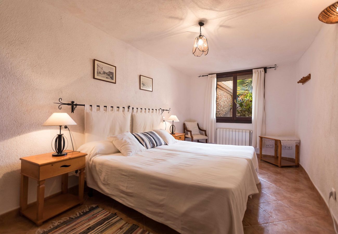 Schlafzimmer mit Doppelbett der Finca Can Ferrutx in Arta 
