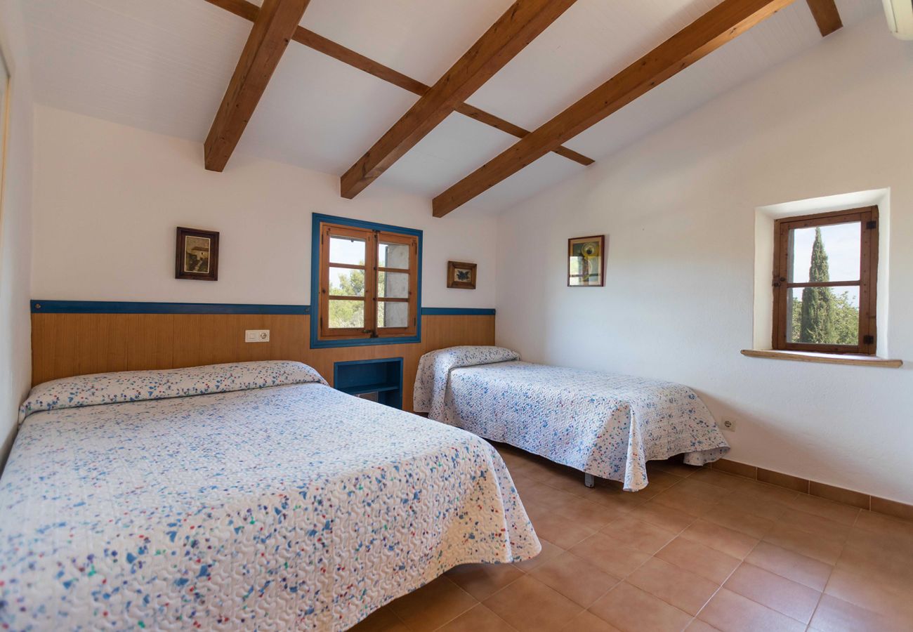 Schlafzimmer mit 2 Einzelbetten der Finca Rosmarino in Pollensa 