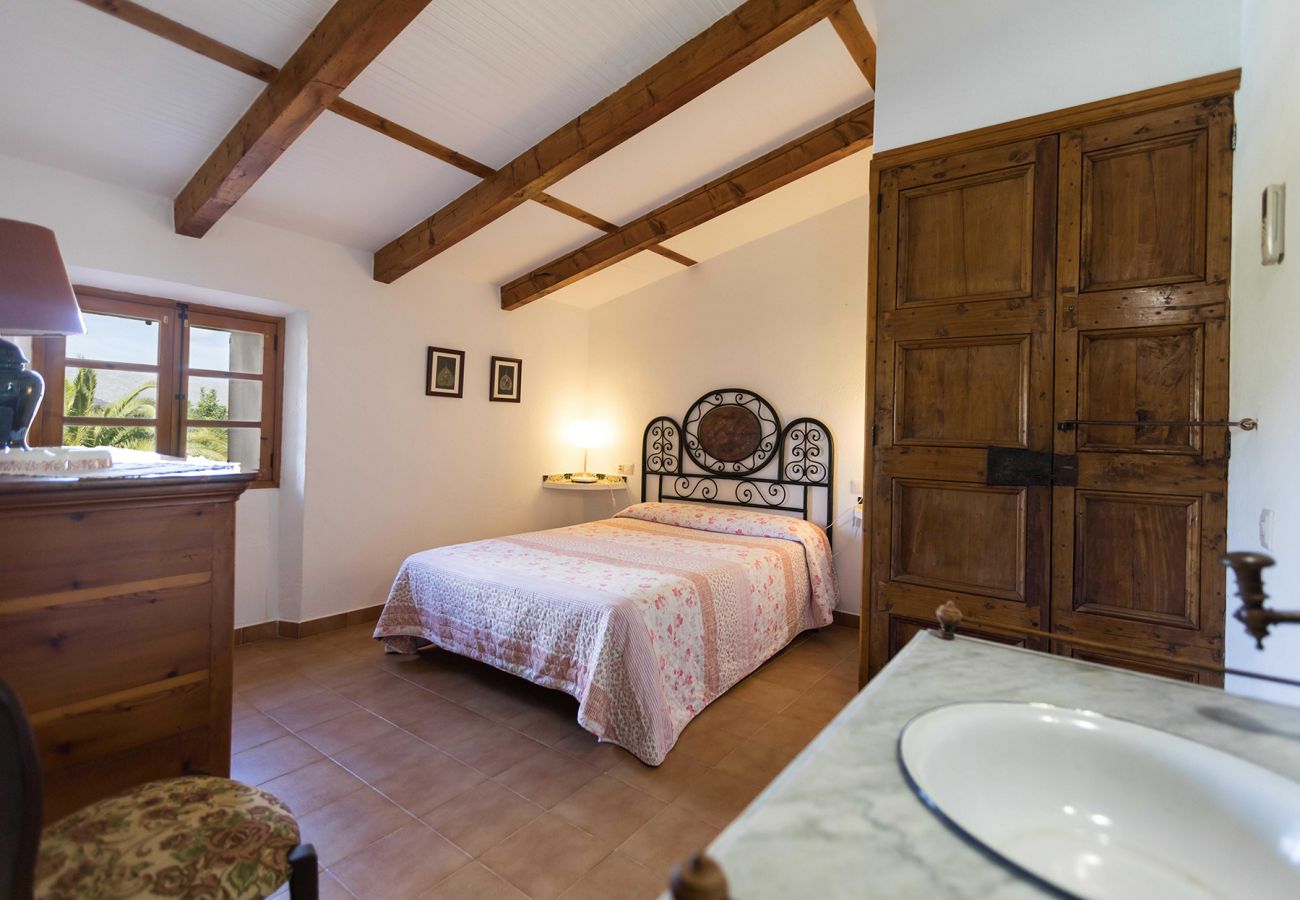 Schlafzimmer mit Doppelbett der Finca Rosmarino in Pollensa 