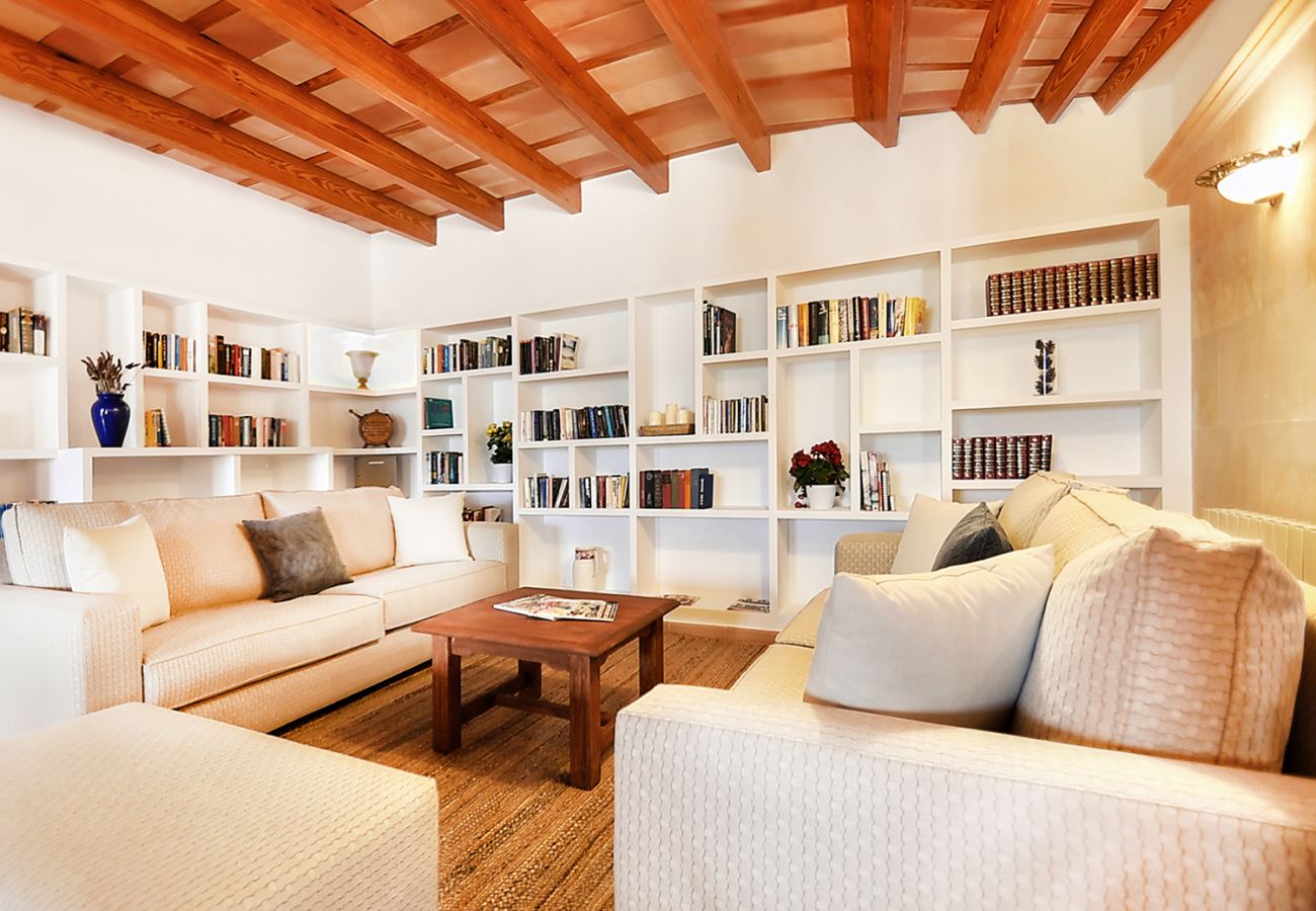 Wohnbereich mit Sitzecke und Bibliothek der Finca Can Ferragut bei Porto Cristo