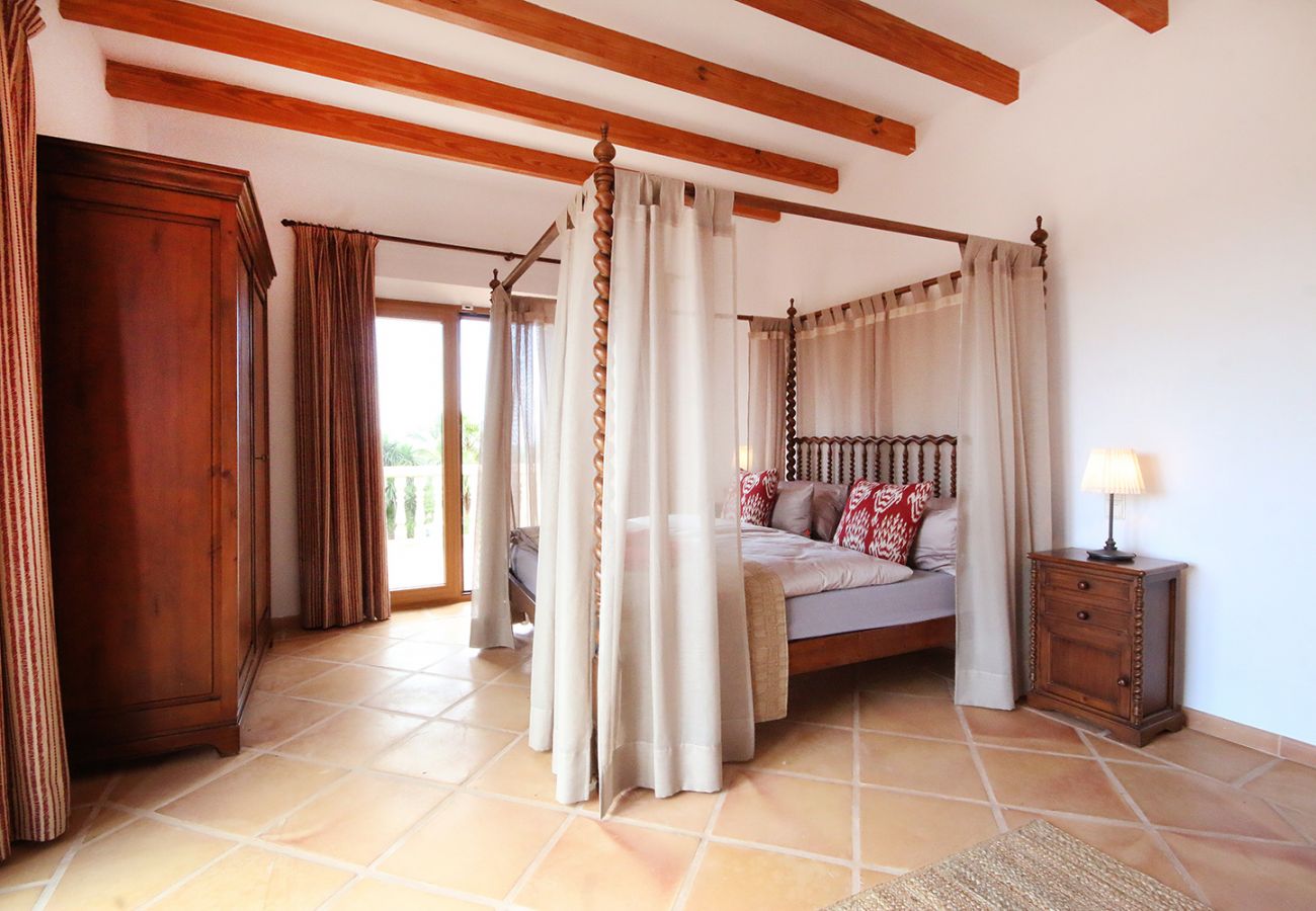Schlafzimmer mit Doppelbett und Bad im Obergeschoss der Finca Can Ferragut bei Porto Cristo