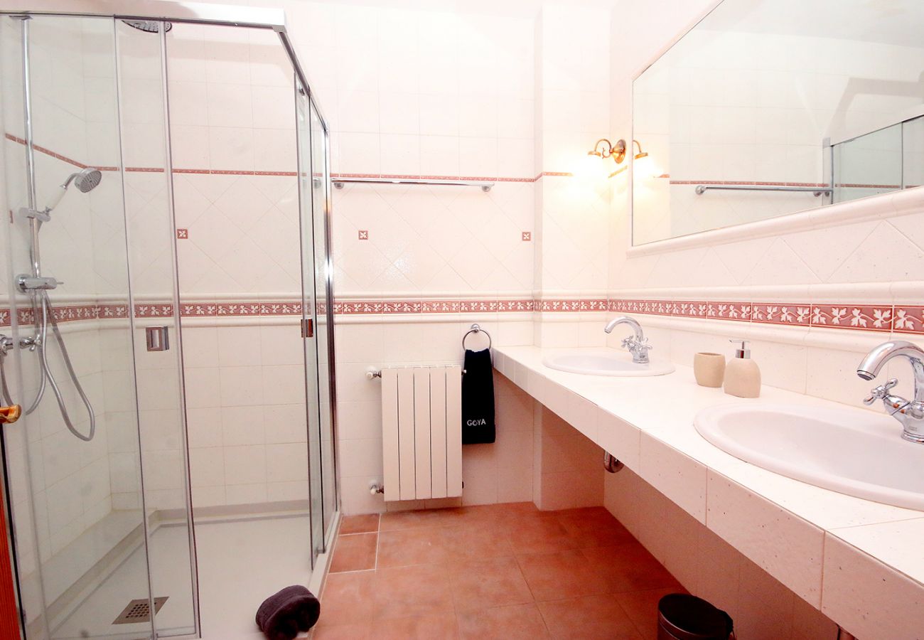 Bad en Suite mit Dusche und Waschbecken in der Finca Can Ferragut bei Porto Cristo
