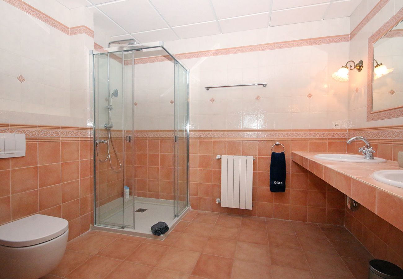 Bad mit Dusche und Doppelwaschtisch der Finca Can Ferragut bei Porto Cristo
