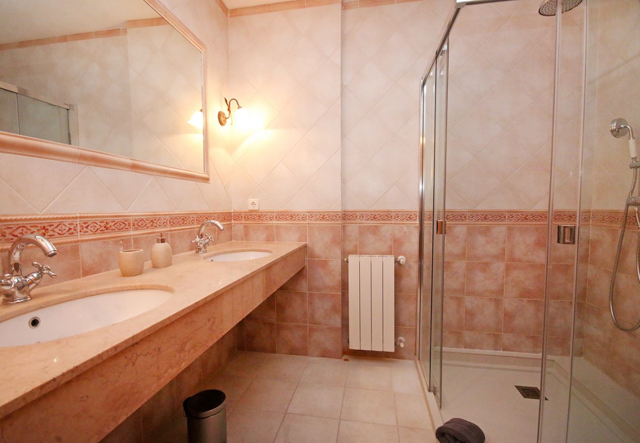 Bad en Suite mit Dusche der Finca Can Ferragut bei Porto Christo