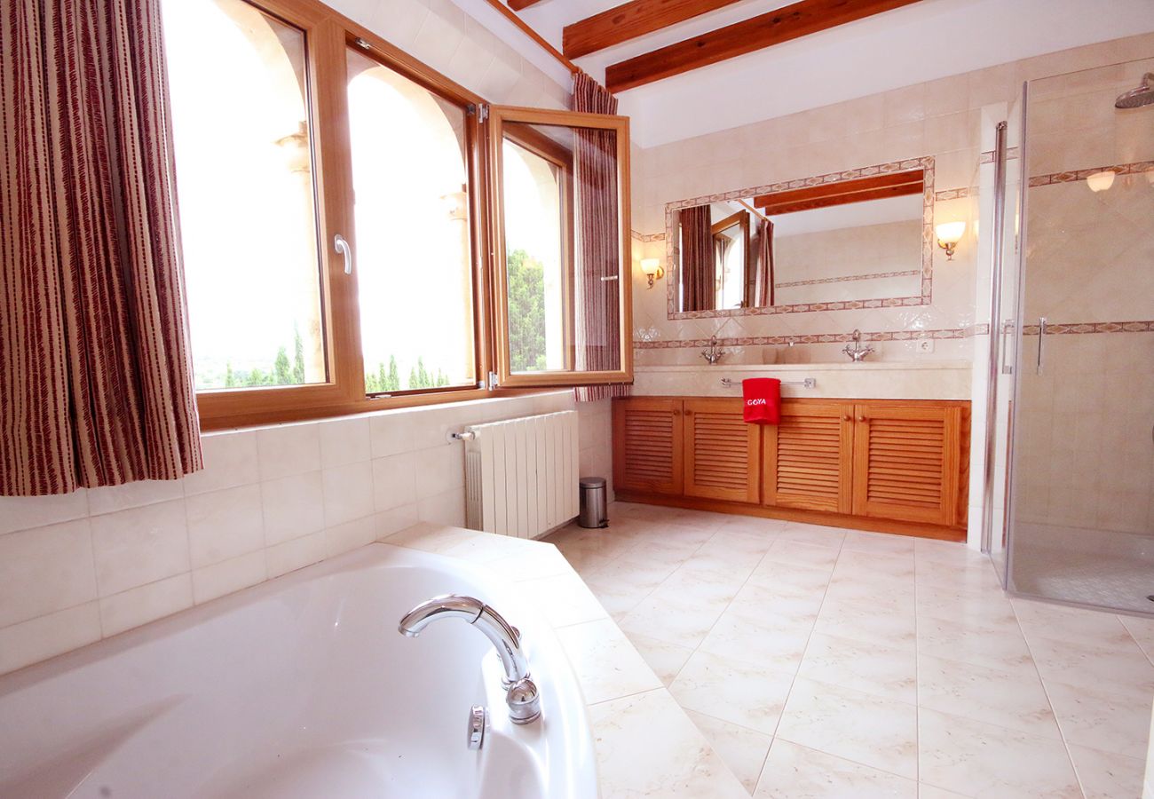 Bad en Suite mit Dusche und Badewanne der Finca Can Ferragut bei Porto Christo