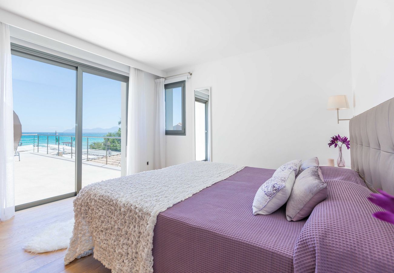 Schlafzimmer mit 2 Betten der Finca Turquesa in Playa de Muro 