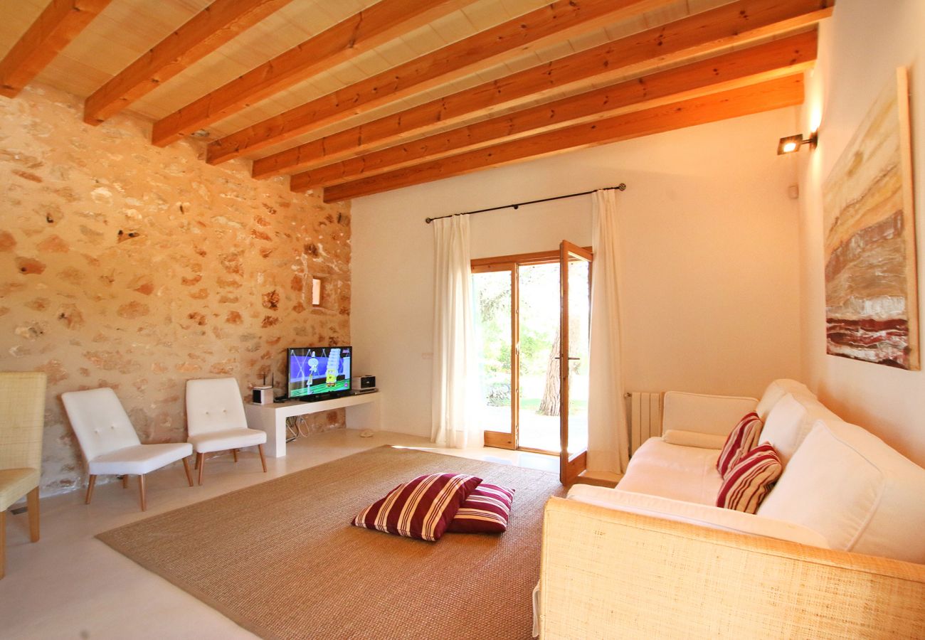 Wohnzimmer und Fernseher der Finca La Higuera bei Sant Llorenç Des Cardassar