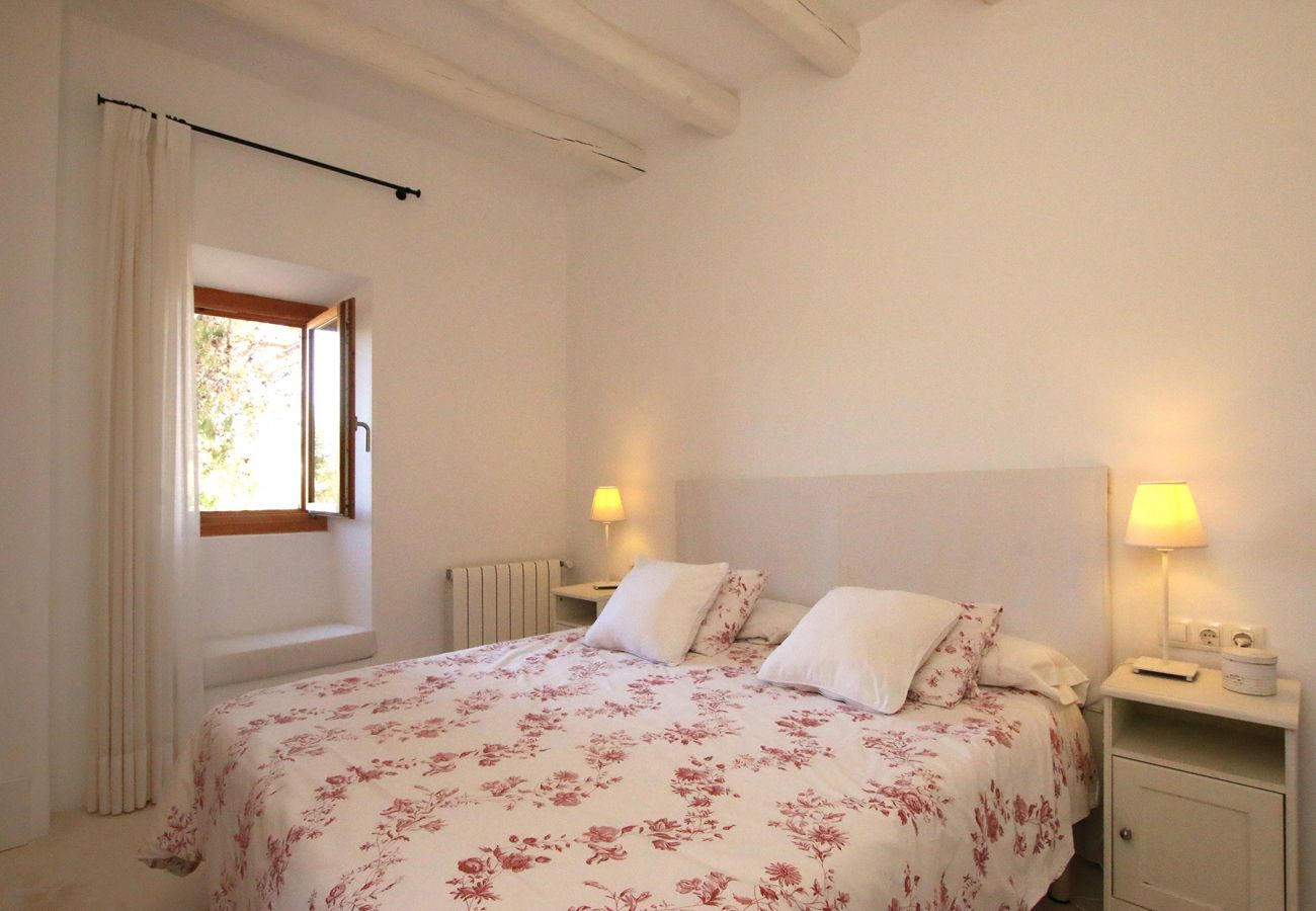 Schlafzimmer mit Doppelbett der Finca La Higuera bei Sant Llorenç Des Cardassar