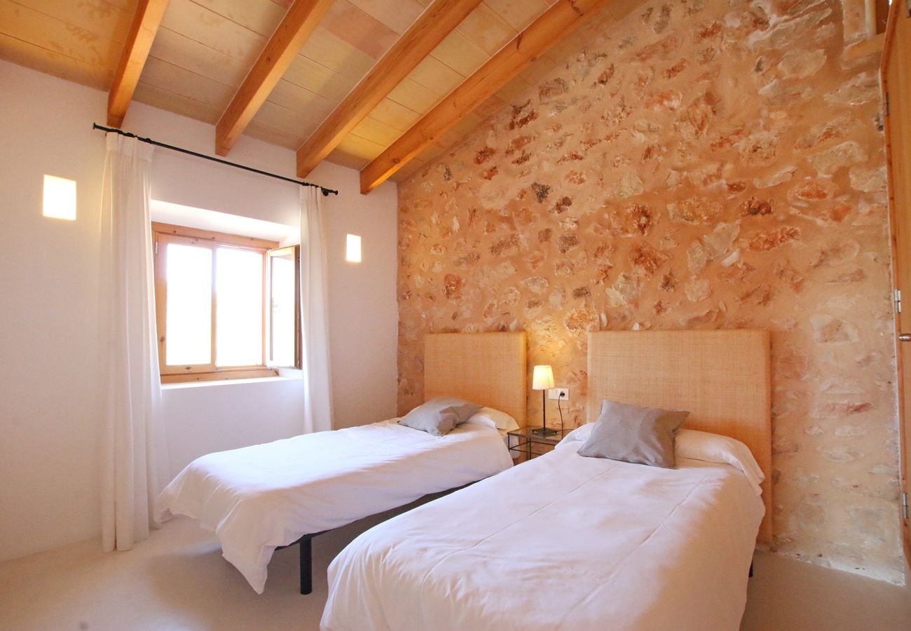 Schlafzimmer mit 2 Einzelbetten der Finca La Higuera bei Sant Llorenç Des Cardassar