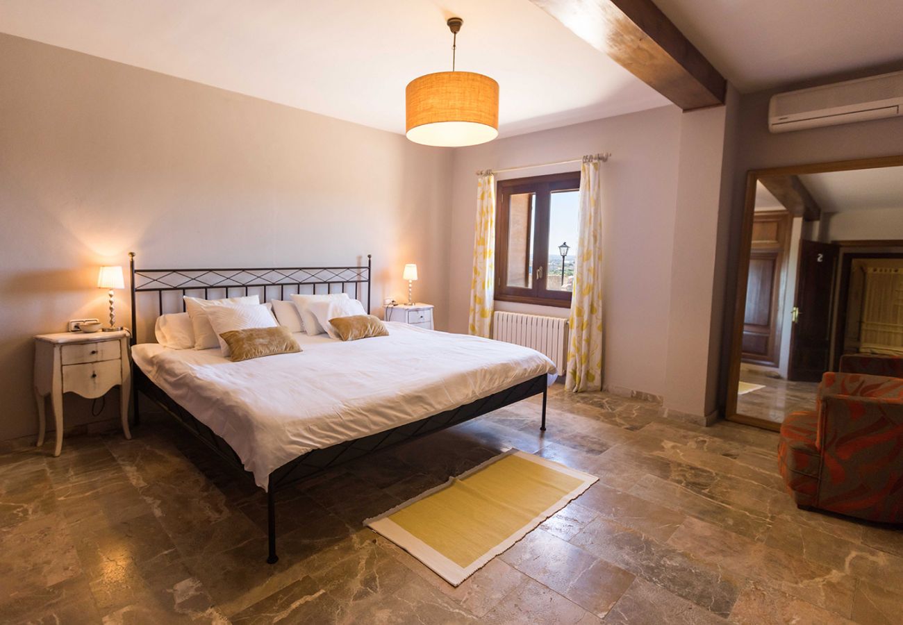 Schlafzimmer mit Doppelbett der Finca Maribel bei Inca