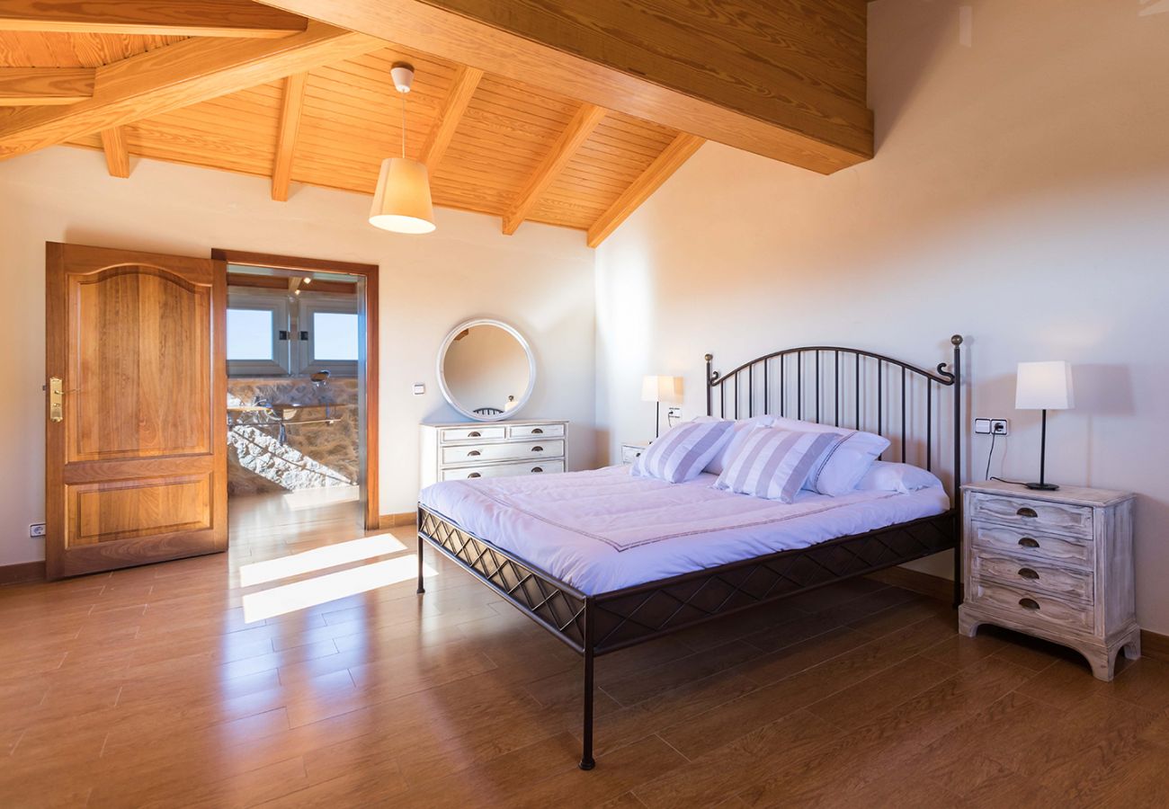 Schlafzimmer mit Doppelbett der Finca Maribel bei Inca