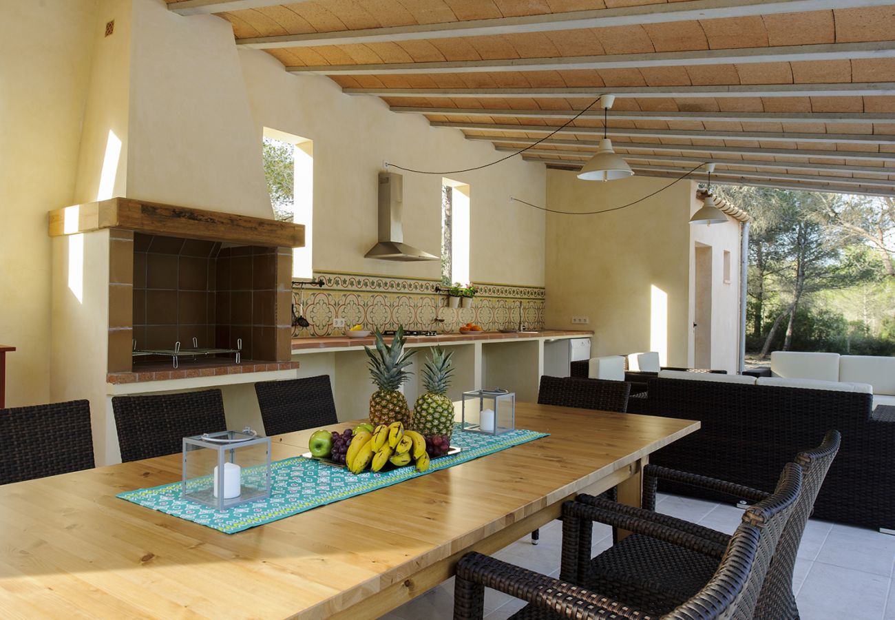 Sommerküche auf überdachter Terrasse der Finca Villa Pins bei Felanitx 