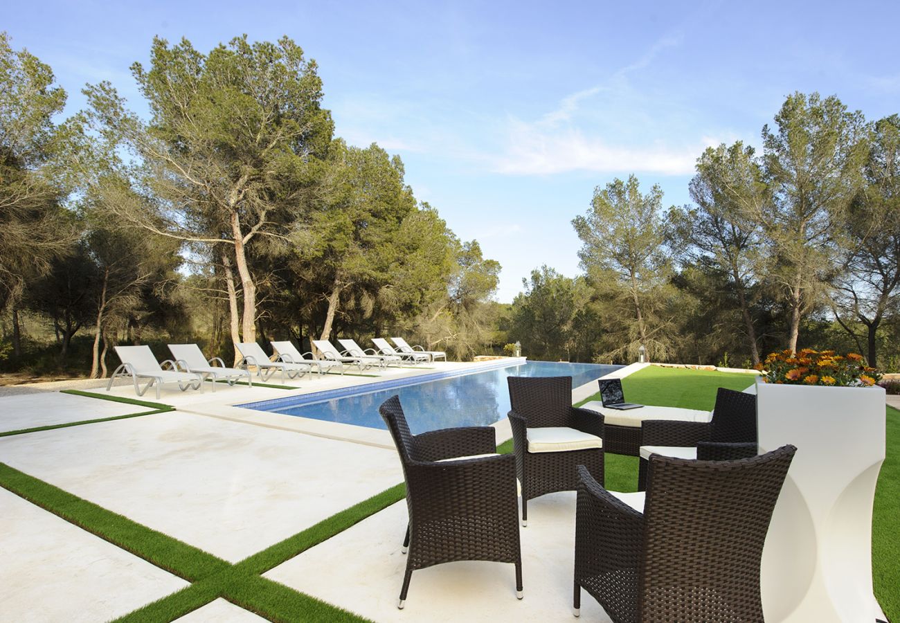 Poolbereich mit Sitzplätze der Finca Villa Pins bei Felanitx 