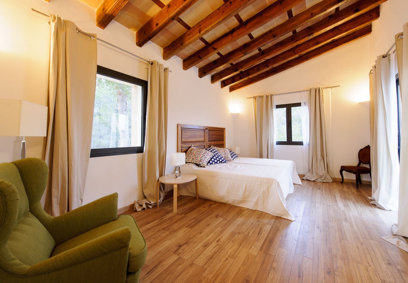 Schlafzimmer mit zwei Einzelbetten der Finca Villa Pins bei Felanitx 