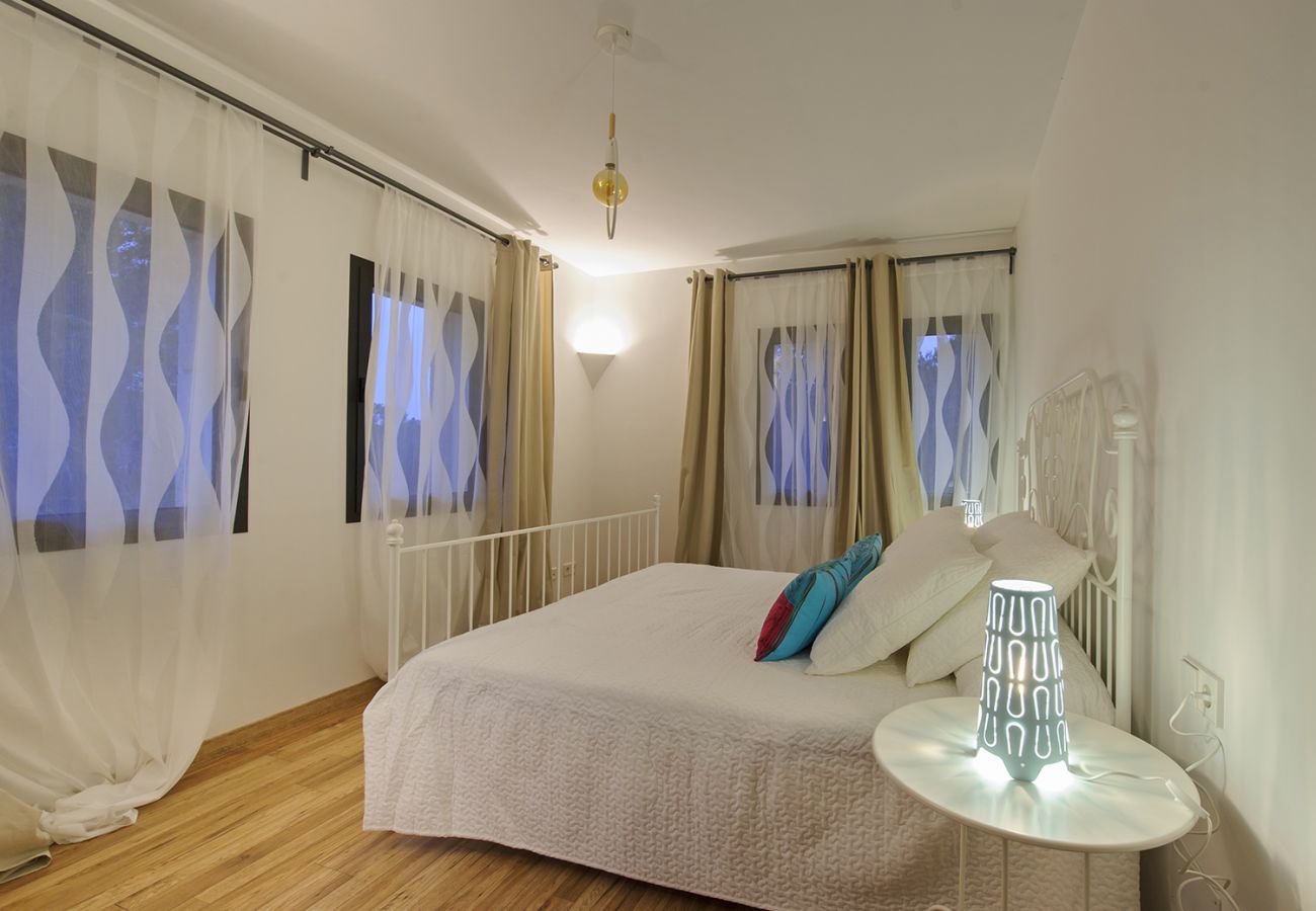 Schlafzimmer mit Doppelbett der Finca Villa Pins bei Felanitx 