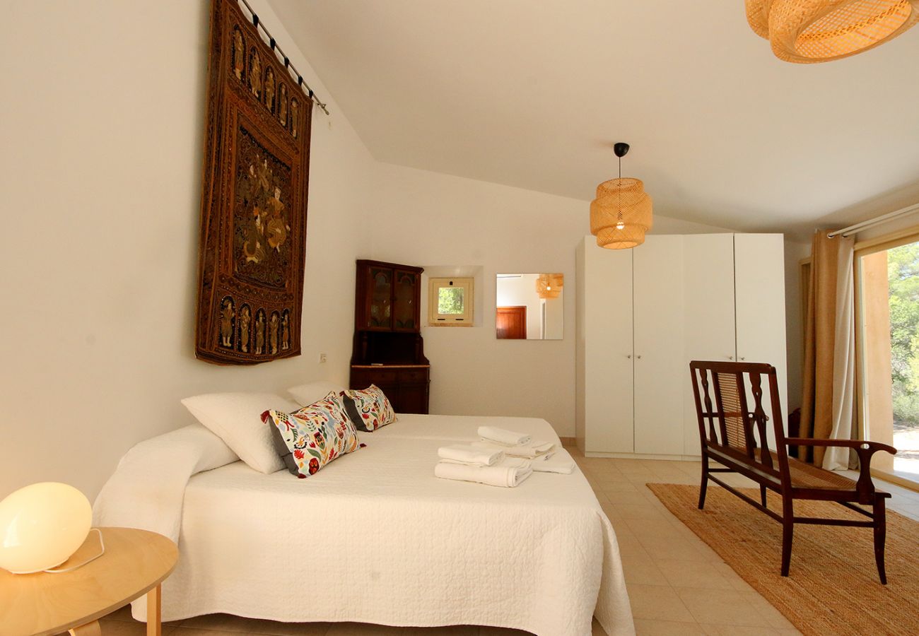 Schlafzimmer mit zwei Einzelbetten der Finca Villa Pins bei Felanitx 