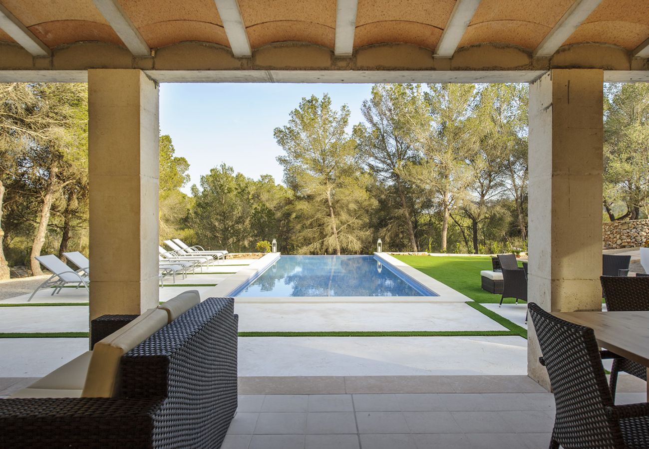 Terrasse und Pool der Finca Villa Pins bei Felanitx 