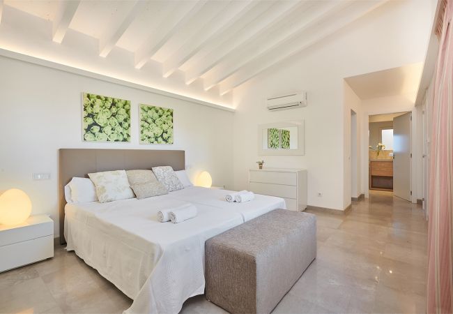 Schlafzimmer mit zwei Einzelbetten und Bad en Suite der Finca El Huerto bei Porto Christo