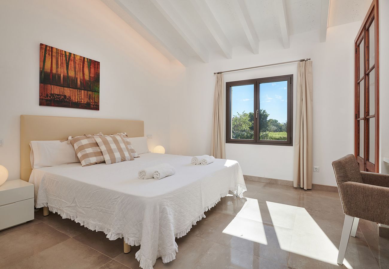Schlafzimmer mit zwei Einzelbetten der Finca El Huerto bei Porto Cristo