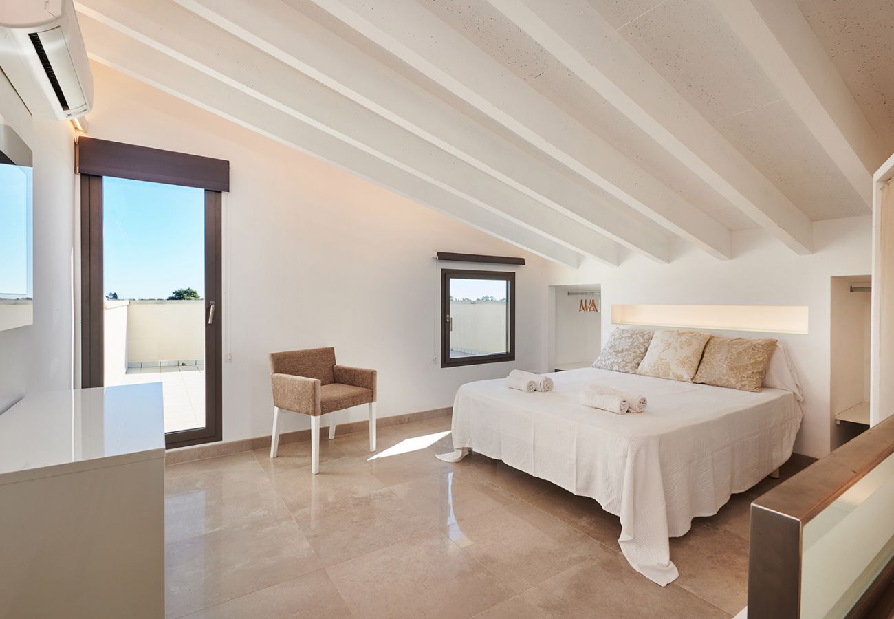 Schlafzimmer mit Doppelbett und Balkon der Finca El Huerto bei Porto Cristo