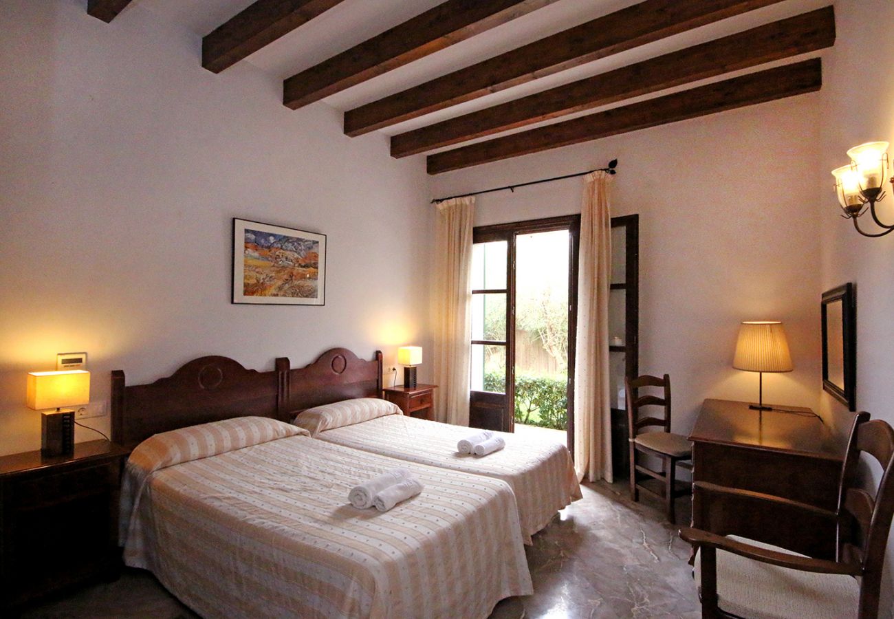 Schlafzimmer mit Einzelbetten der Finca Sinia bei Petra