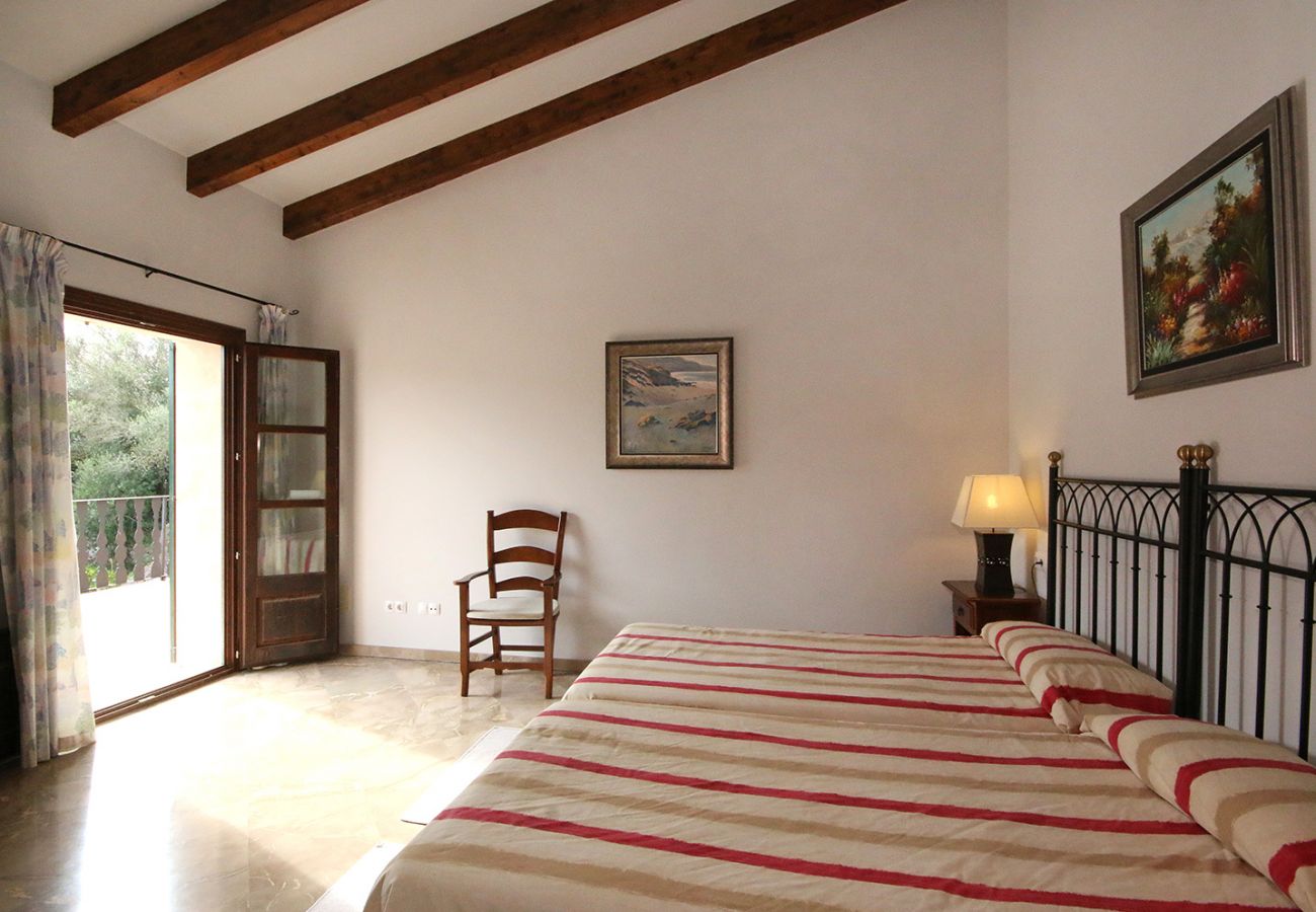 Schlafzimmer mit Einzelbetten und Balkon der Finca Sinia bei Petra