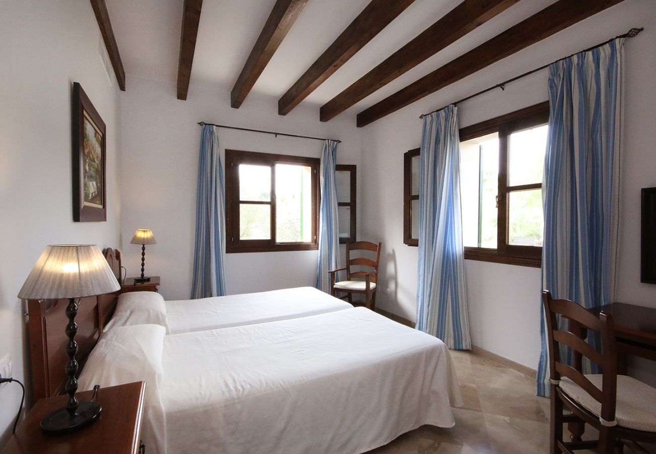 helles Schlafzimmer mit Einzelbetten der Finca Sinia bei Petra