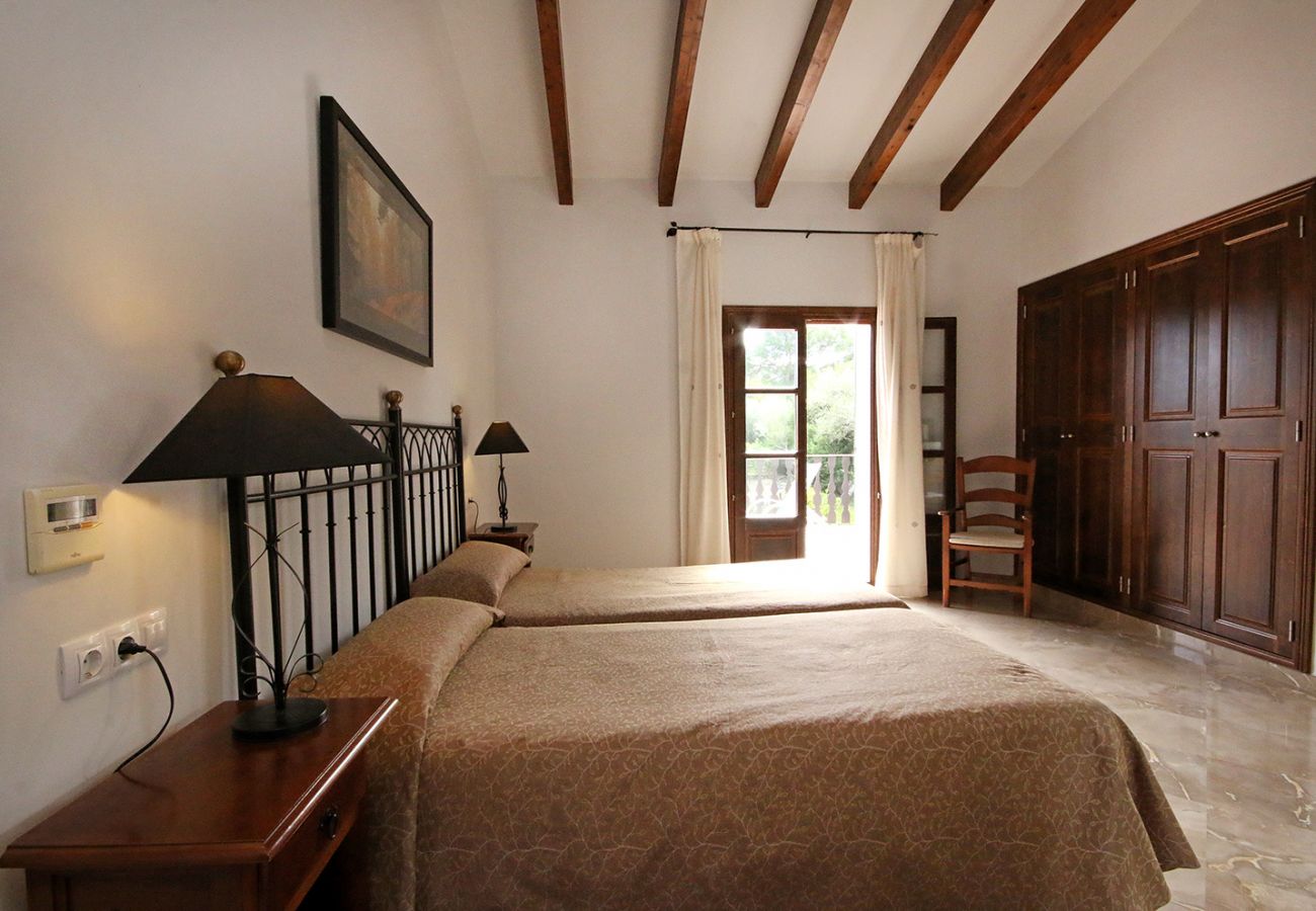 Schlafzimmer mit zwei Einzelbetten der Finca Sinia bei Petra