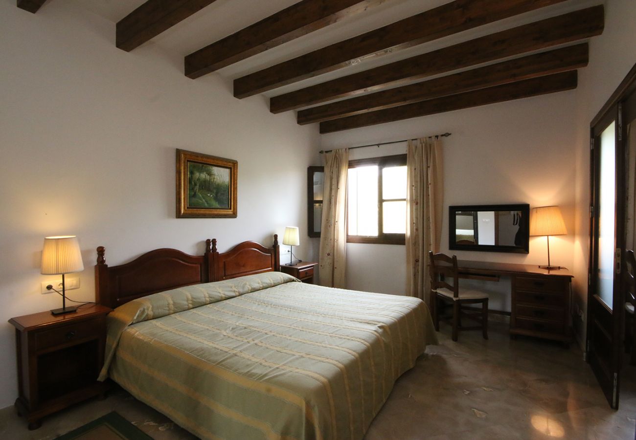 Schlafzimmer mit zwei Einzelbetten der Finca Sinia bei Petra