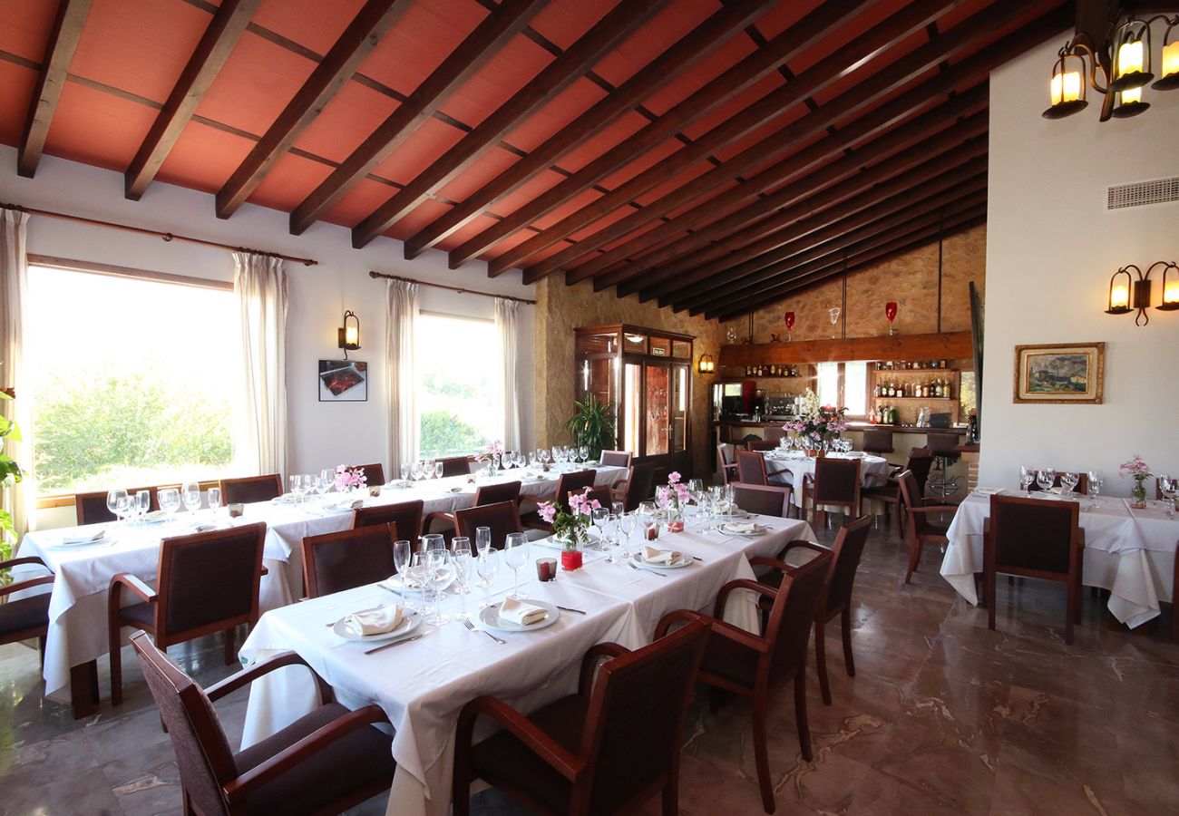 Restaurant und Bar der Finca Sinia bei Petra