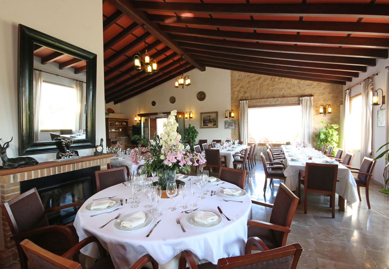 Tischdeko im Restaurant der Finca Sinia bei Petra