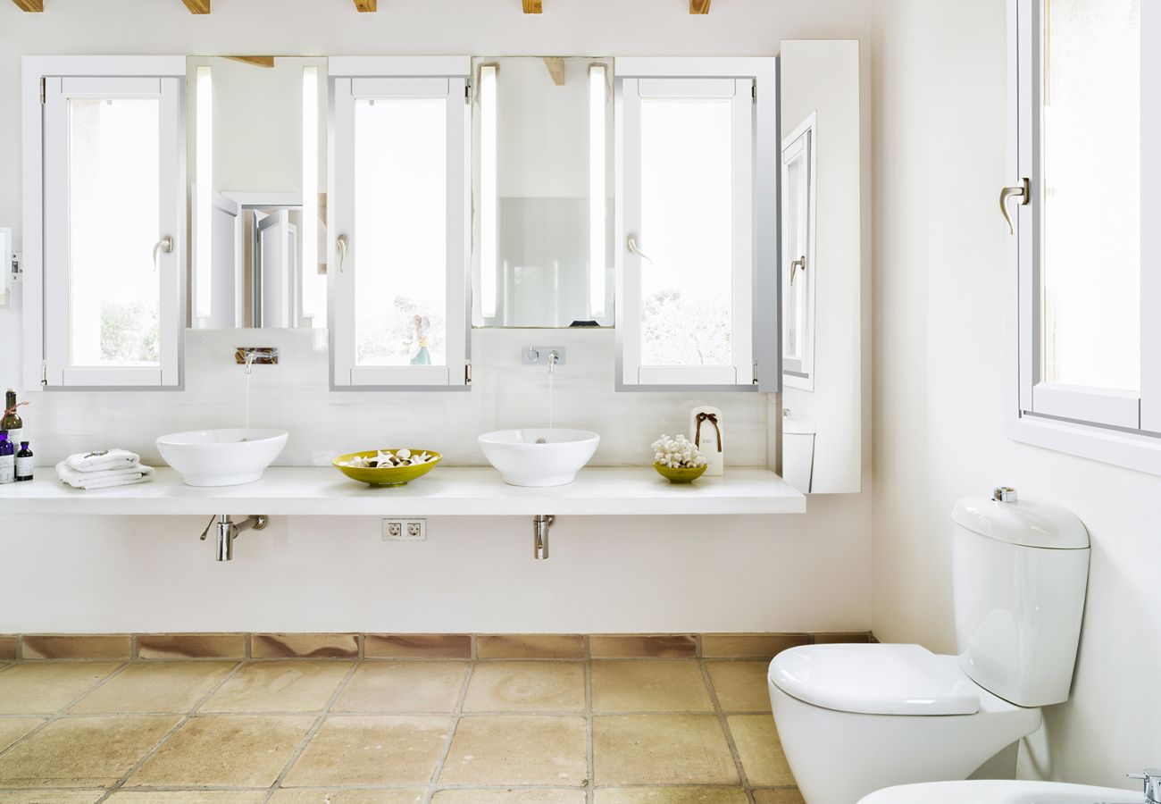 Badezimmer mit zwei Waschbecken in der Finca Can Jasmin in Sant Llorenç Des Cardassar