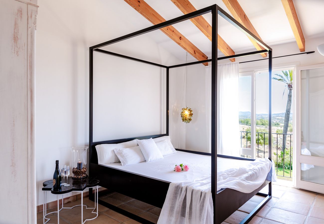Schlafzimmer mit Doppelbett der Finca Can Jasmin in Sant Llorenç Des Cardassar
