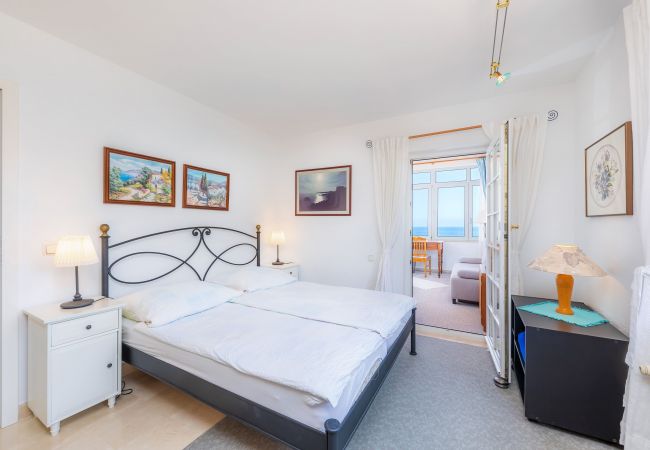 Schlafzimmer mit Doppelbett der Finca Mar y Monte bei Arta