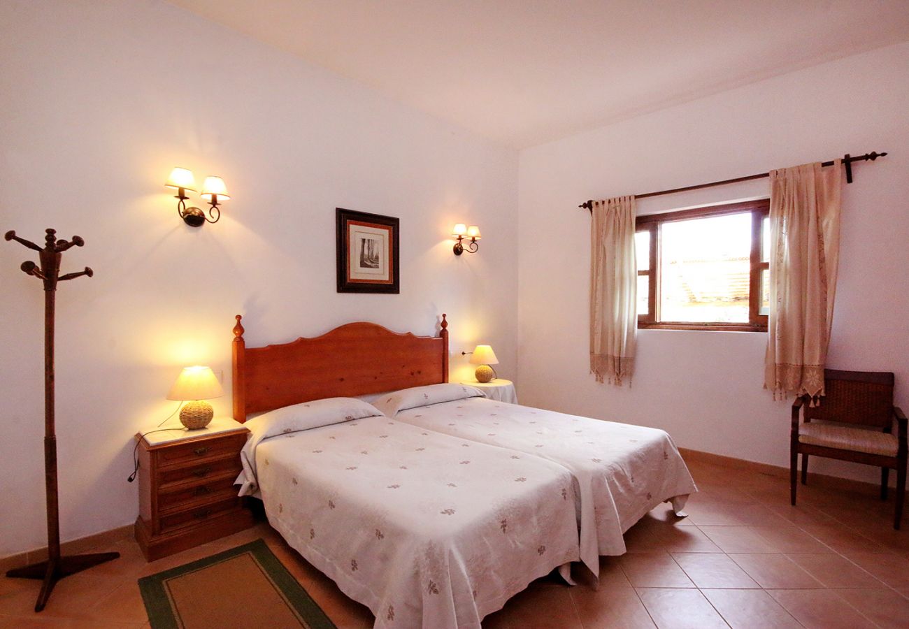 Schlafzimmer mit zwei Einzelbetten der Finca Son March bei Petra