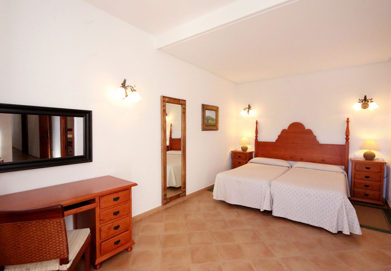 Schlafzimmer mit zwei Einzelbetten der Finca Son March bei Petra