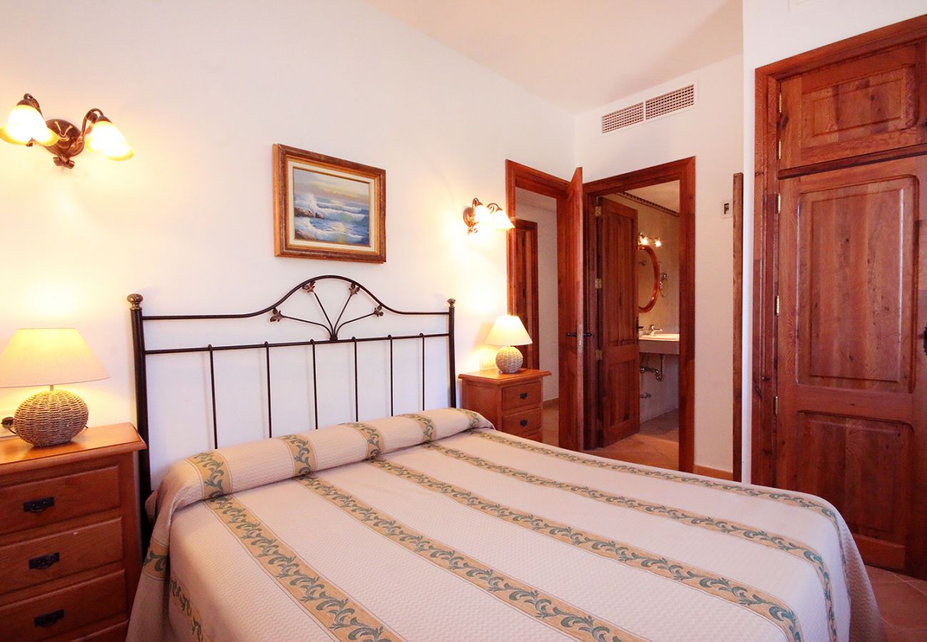 Schlafzimmer mit Doppelbett der Finca Son March bei Petra
