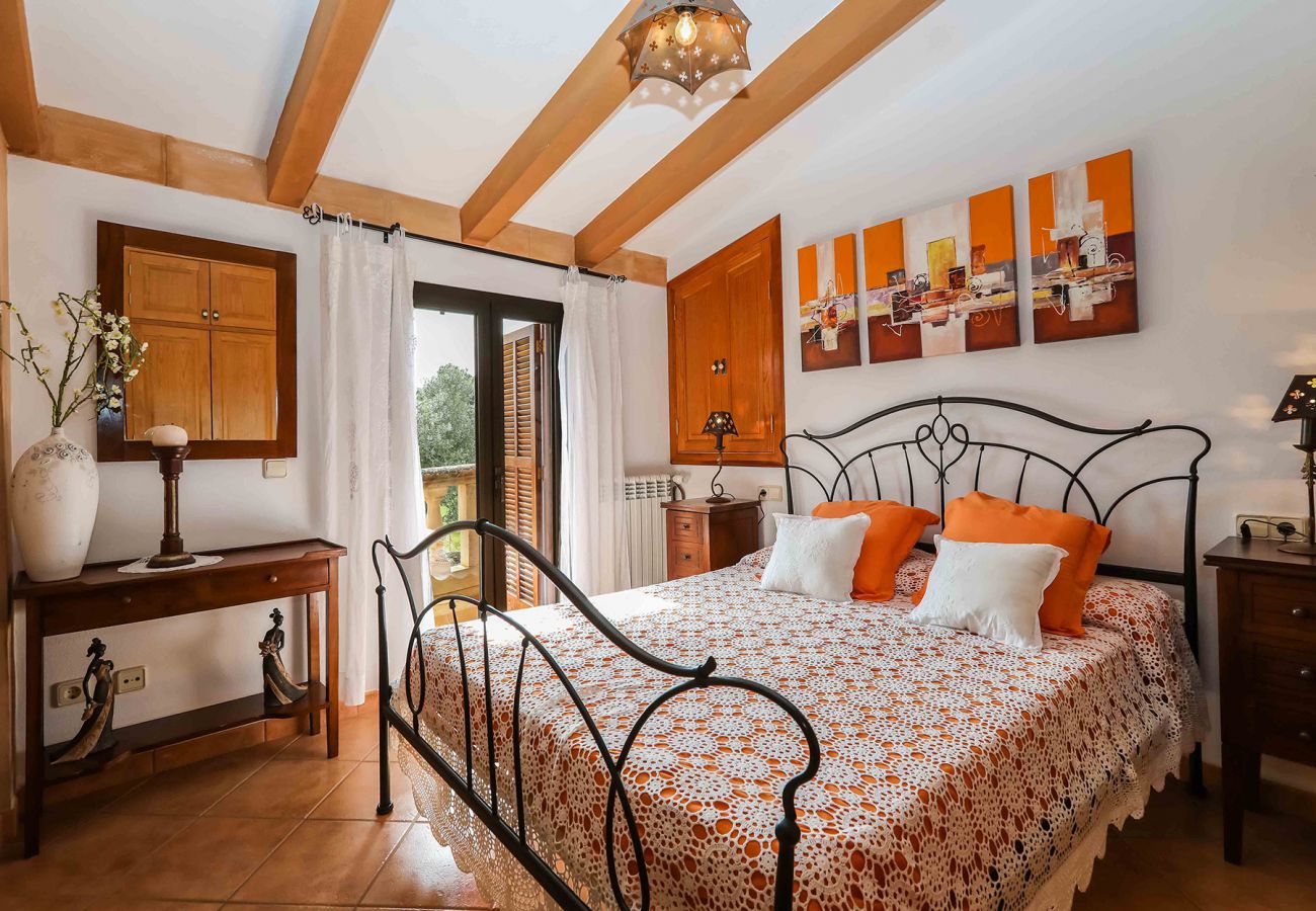 Schlafzimmer mit Doppelbett der Finca Cogol in Manacor 