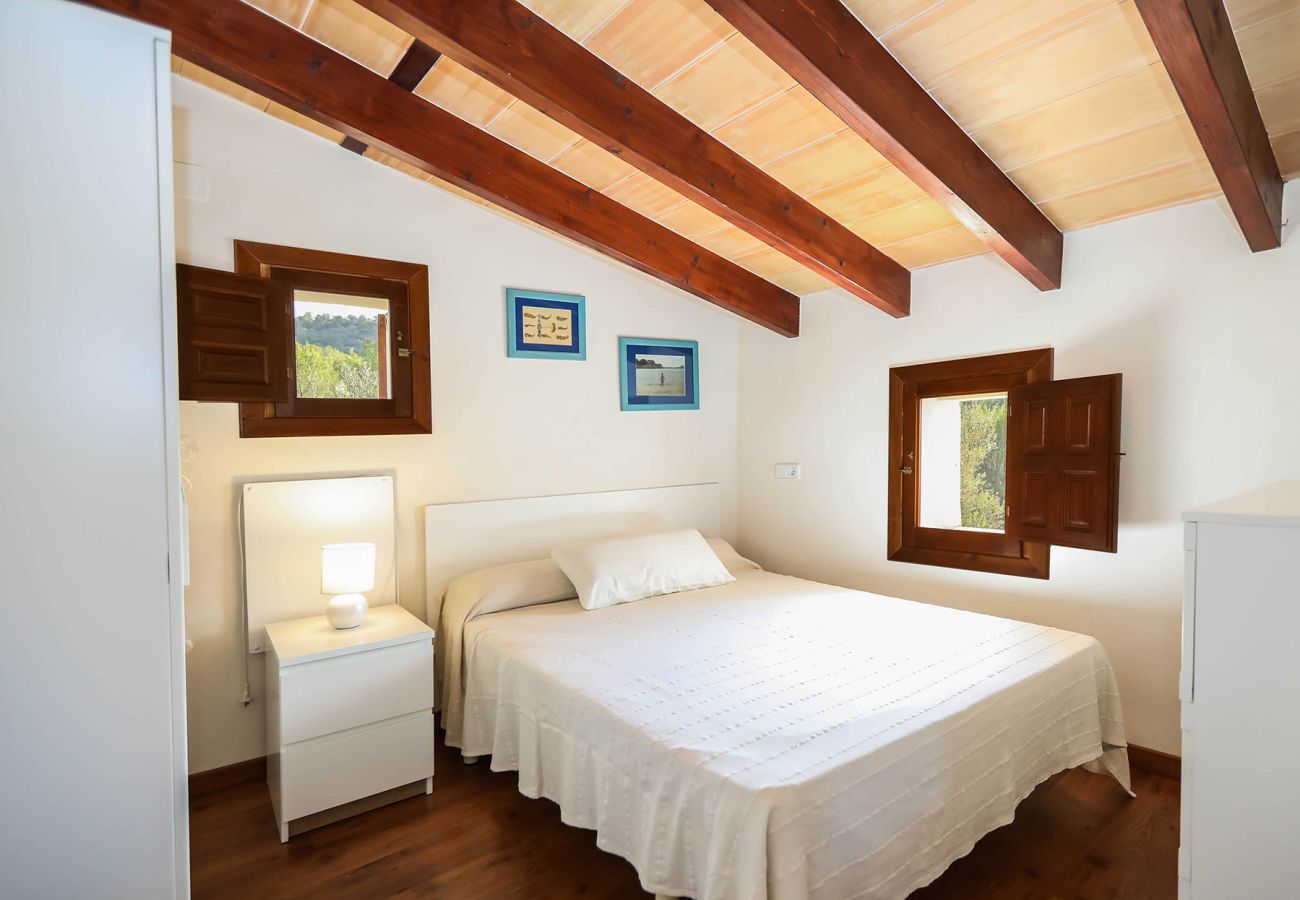 Schlafzimmer mit einem Doppelbett der Finca Bonany bei Petra