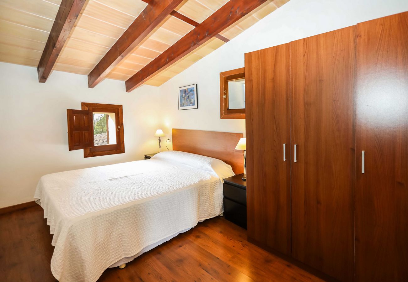 Schlafzimmer mit Doppelbett der Finca Bonany bei Petra