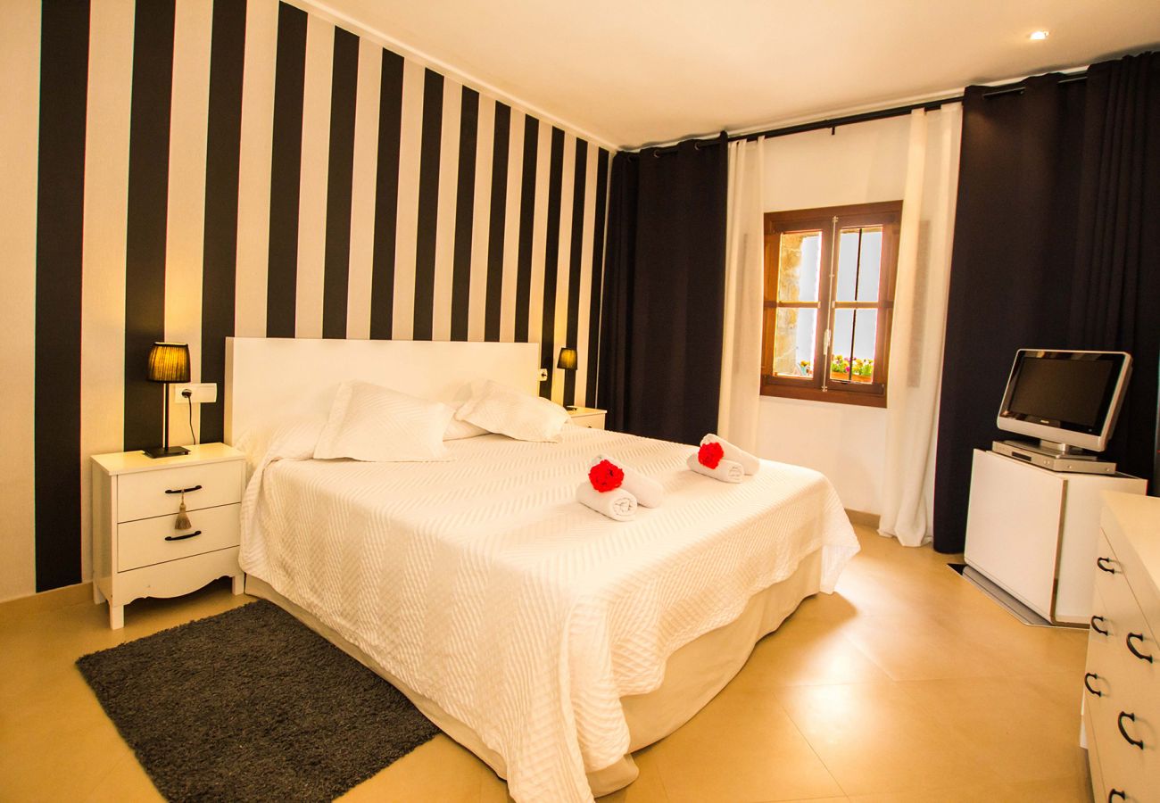 Schlafzimmer mit Doppelbett der Finca Lluna in Sant Joan 