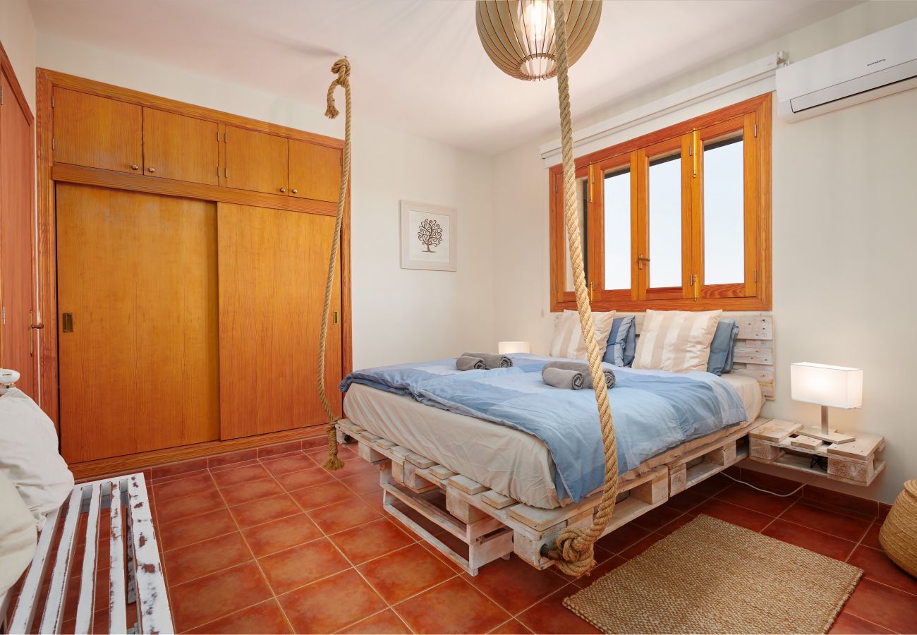 Schlafzimmer mit Doppelbett der Finca Carmina bei Muro
