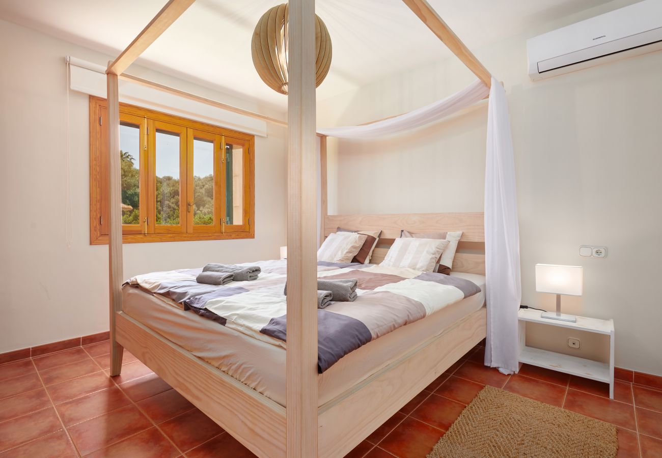  Schlafzimmer mit Doppelbett der Finca Carmina bei Muro