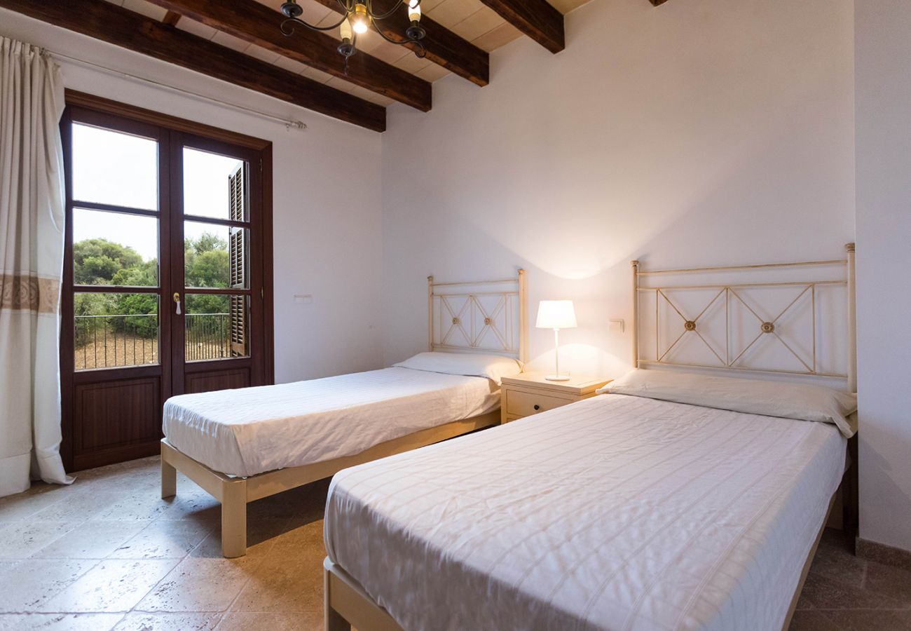 Schlafzimmer mit zwei Einzelbetten der Finca Can Fusta bei Petra