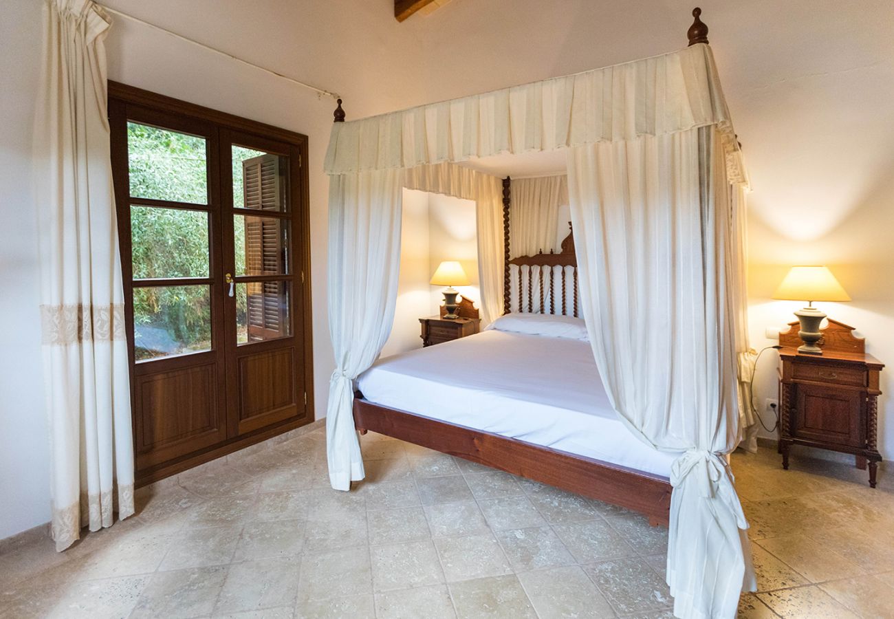 Schlafzimmer mit Doppelbett der Finca Can Fusta  bei Petra